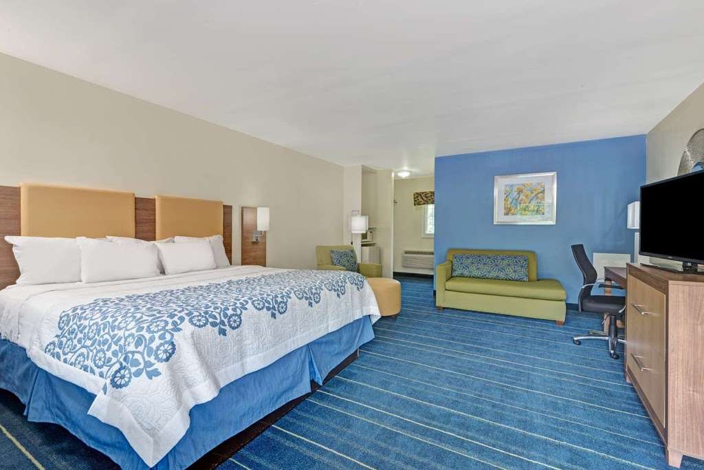 Days Inn by Wyndham Ridgefield | 296 Ethan Allen Hwy, Ridgefield, CT 06877 | Phone: (203) 438-3781