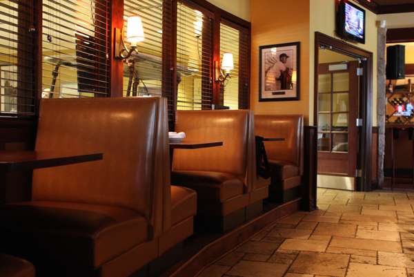 Arrowhead Restaurant & Bar | 26W151 Butterfield Rd, Wheaton, IL 60189, USA | Phone: (630) 510-5070