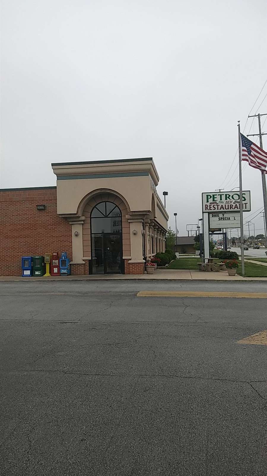 Petros Restaurant | Photo 4 of 10 | Address: 6525 Indianapolis Blvd, Hammond, IN 46320, USA | Phone: (219) 844-5951