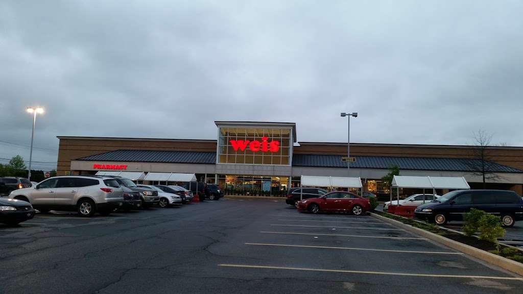 Weis Markets | 3369 PA-100, Macungie, PA 18062 | Phone: (484) 232-6072