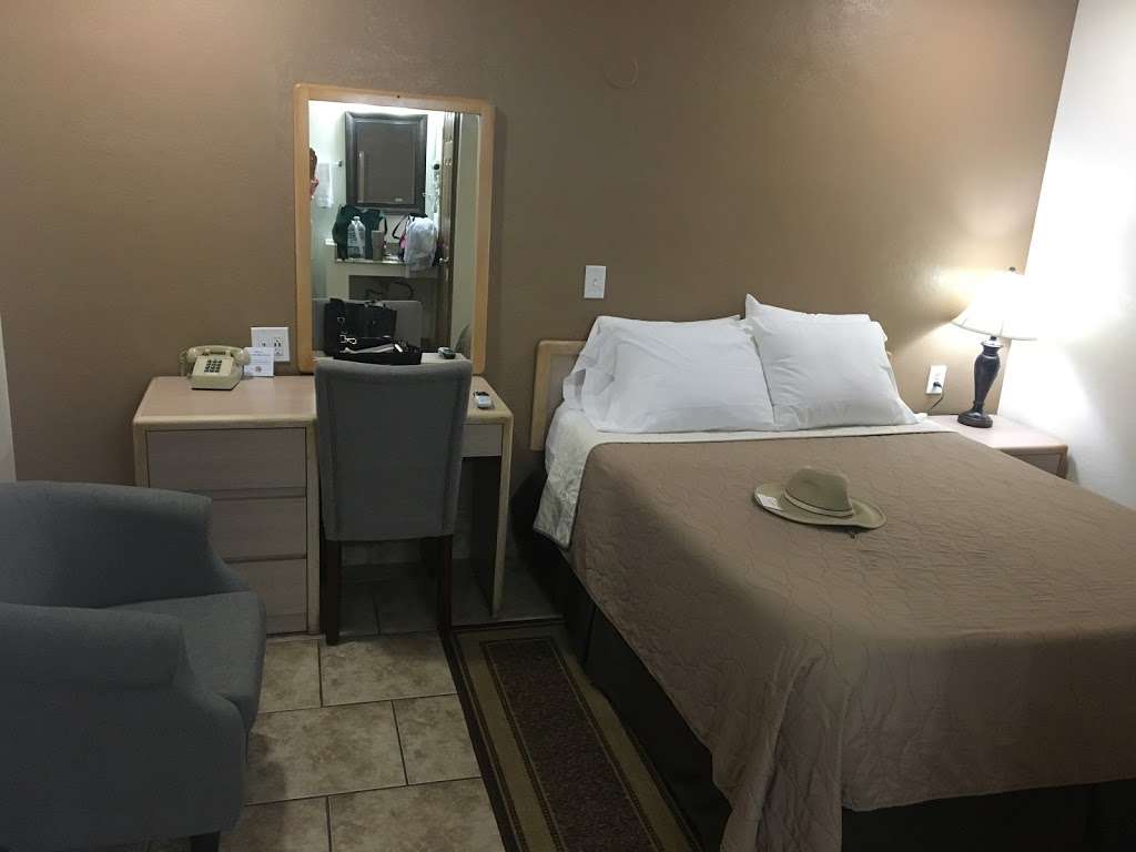 Toppers Motel | 101 E Kern St, Taft, CA 93268, USA | Phone: (661) 765-4145