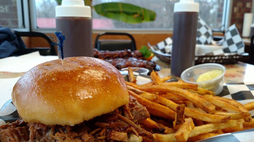 Oink & Moo Barbeque | 1006 E Main St, Richmond, MO 64085, USA | Phone: (816) 776-6465