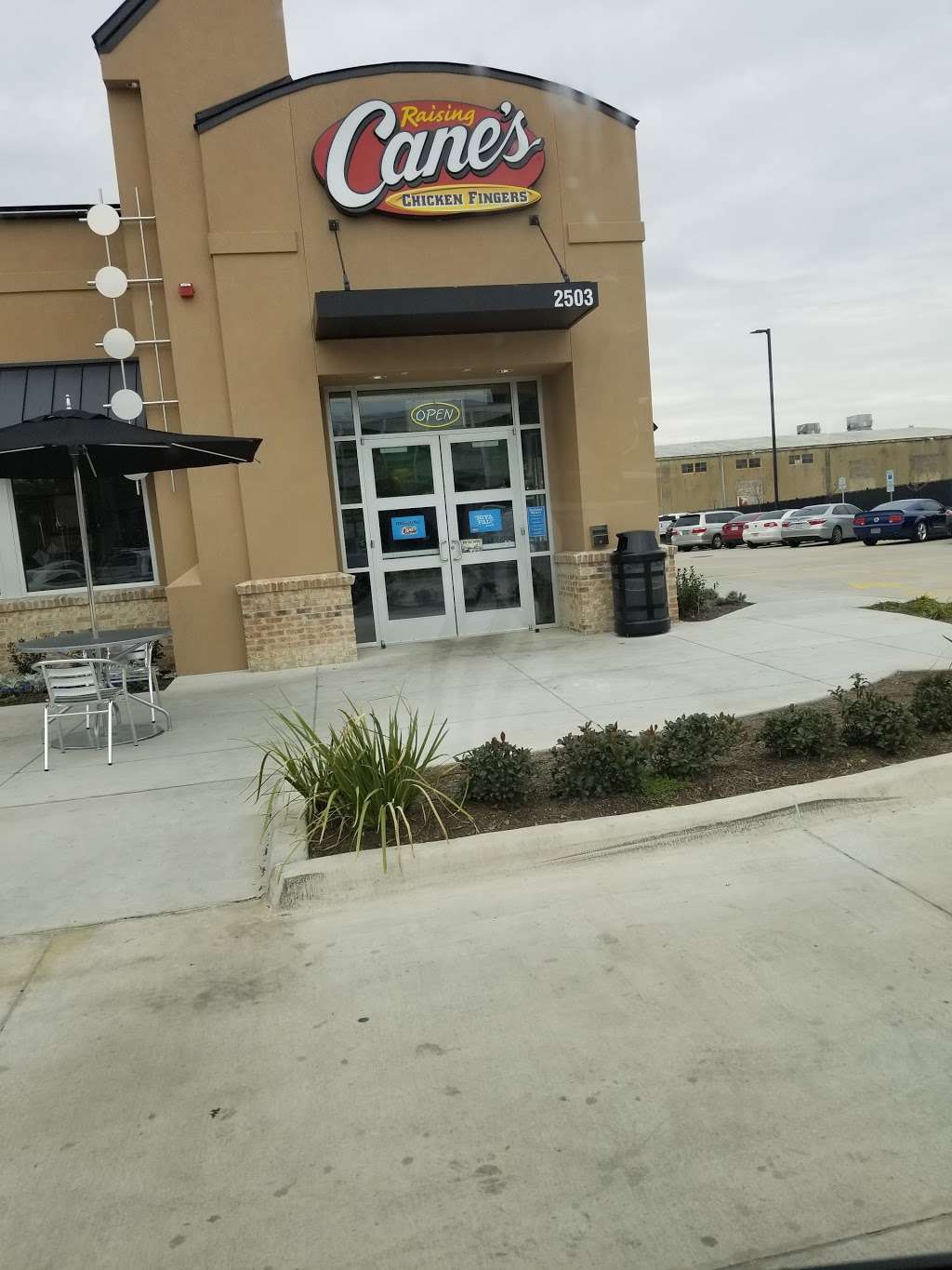 Raising Canes Chicken Fingers | 2503 W Mockingbird Ln, Dallas, TX 75235, USA | Phone: (214) 353-6993
