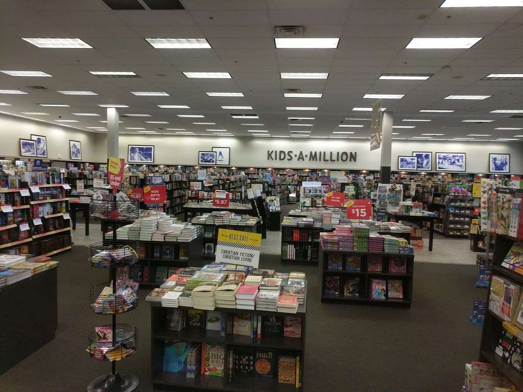 Books-A-Million | 5750 W 86th St #120, Indianapolis, IN 46278, USA | Phone: (317) 876-3668