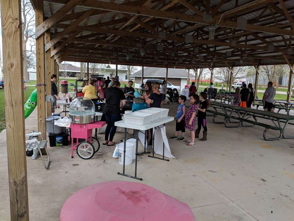 Herscher Farmers Market | 100-164 N Park Rd, Herscher, IL 60941, USA