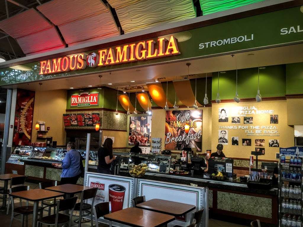 Famous Famiglia Pizzeria | 5300 S Howell Ave, Milwaukee, WI 53207, USA | Phone: (414) 747-5252