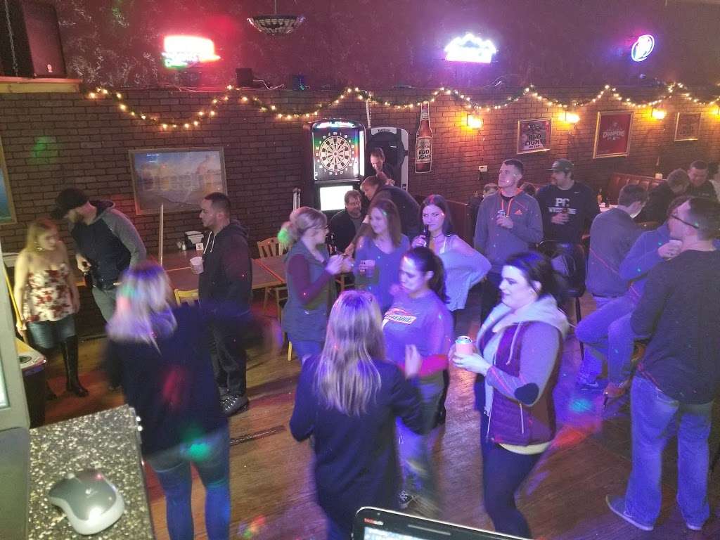 Gigs Place | 220 E Locust St, Fairbury, IL 61739, USA | Phone: (815) 692-3302