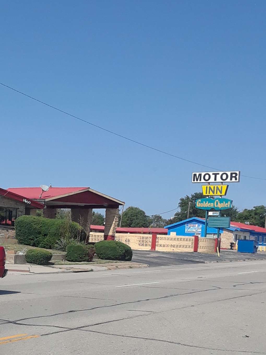 Golden Chalet Motor Inn | 1600 W Main St, Grand Prairie, TX 75050, USA | Phone: (972) 264-3401