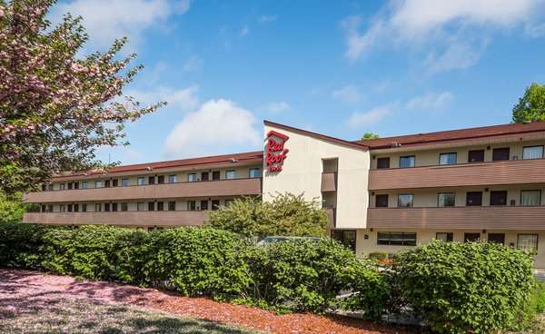 Red Roof Inn Tinton Falls - Jersey Shore | 11 Centre Plaza, Tinton Falls, NJ 07724, USA | Phone: (732) 389-4646