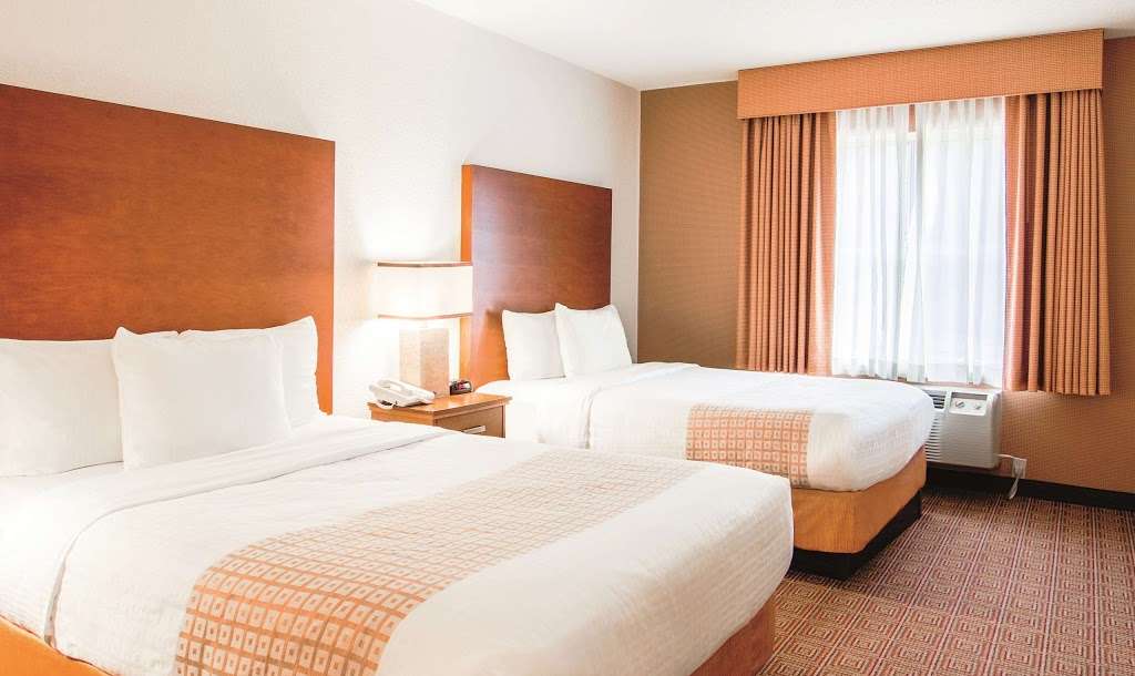 La Quinta Inn & Suites Bannockburn-Deerfield | 2000 Lakeside Dr, Bannockburn, IL 60015, USA | Phone: (847) 317-7300