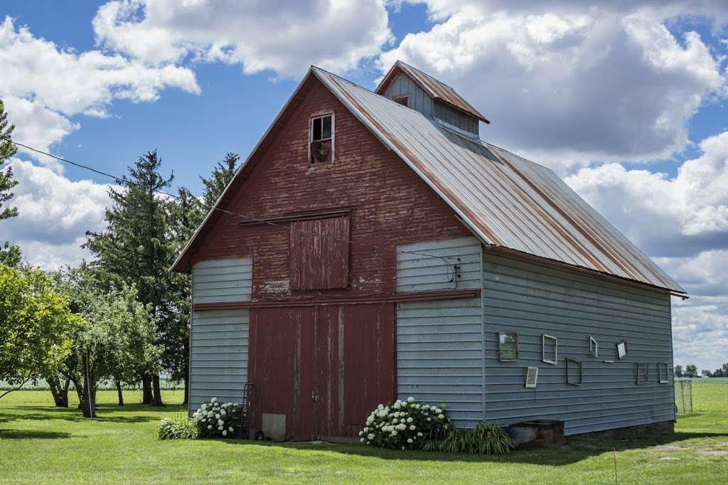 The Mora Farm Rustic & Barn Wedding Venue | 10816 Watson Rd, Waterman, IL 60556, USA | Phone: (630) 201-1333