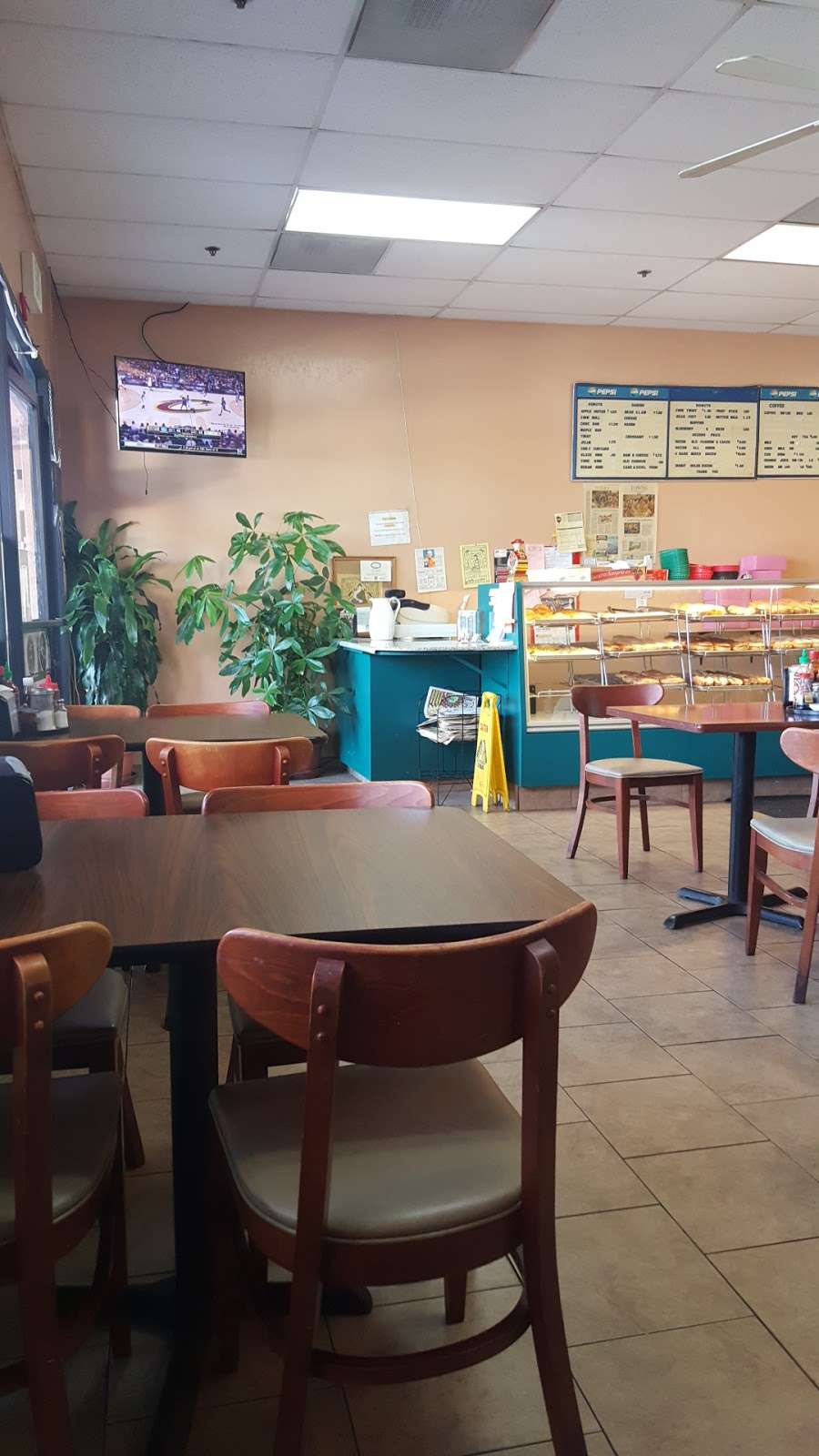 Tans Donuts | 2550 Guerneville Rd, Santa Rosa, CA 95401, USA | Phone: (707) 528-1567