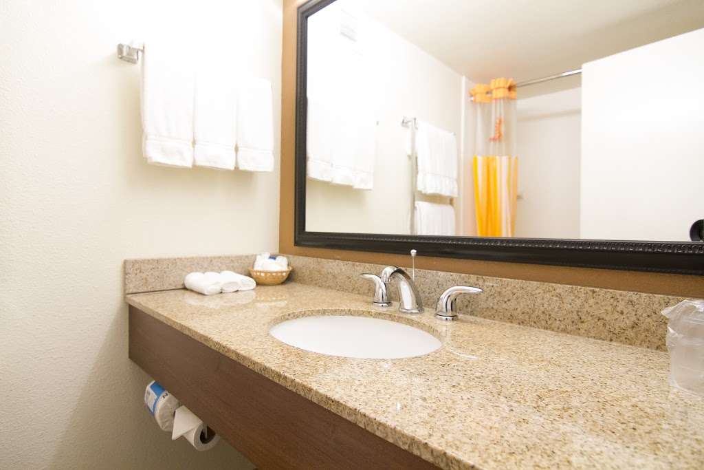 La Quinta Inn & Suites Danbury | 116 Newtown Rd, Danbury, CT 06810 | Phone: (203) 798-1200