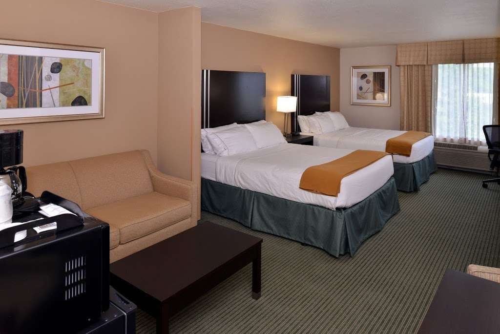 Holiday Inn Express & Suites Milwaukee-New Berlin | 15451 W Beloit Rd, New Berlin, WI 53151, USA | Phone: (262) 787-0700