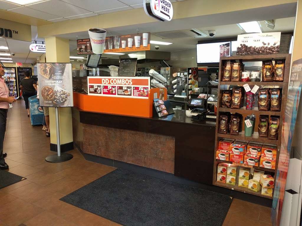 Dunkin Donuts | 3000 Merritt Pkwy, Greenwich, CT 06831, USA | Phone: (203) 974-2979