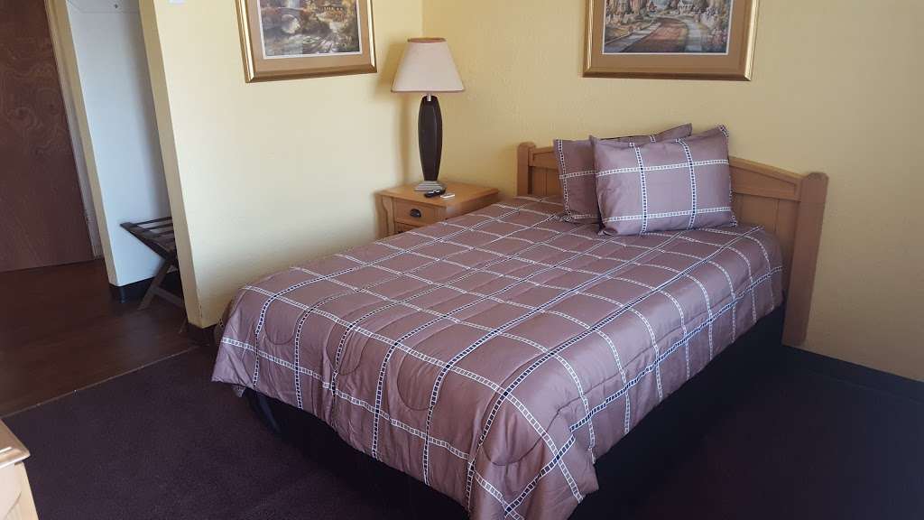 Economy Lodge | 5350 E Silver Springs Blvd, Silver Springs, FL 34488, USA | Phone: (352) 236-2788