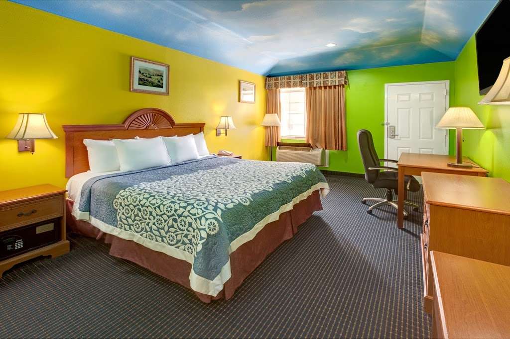 Sapphire Inn & Suites | 15765 East Fwy, Channelview, TX 77530, USA | Phone: (281) 457-0140