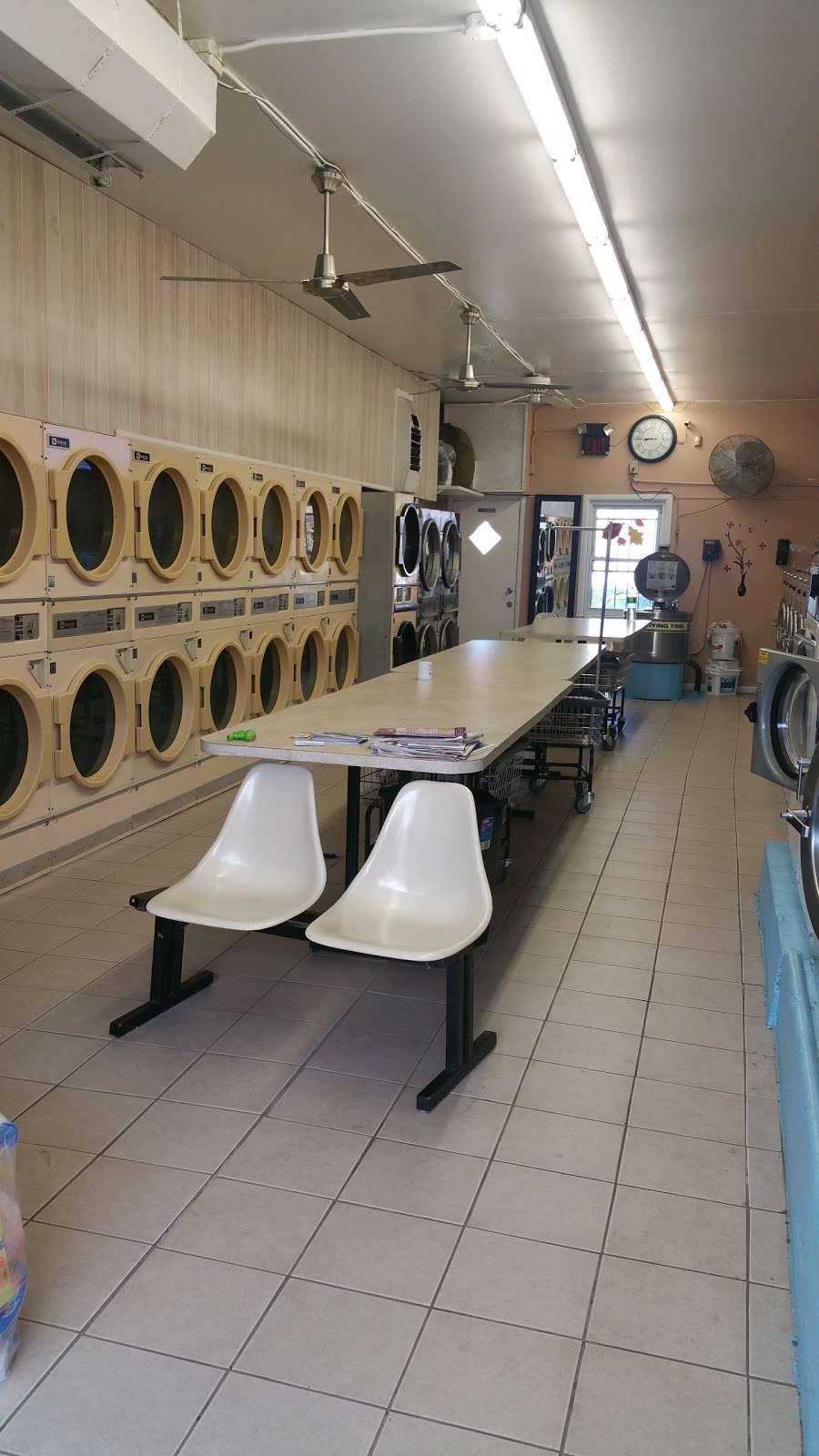 Landing Laundromat | 28 Carpenter St, Glen Cove, NY 11542, USA | Phone: (516) 759-4355