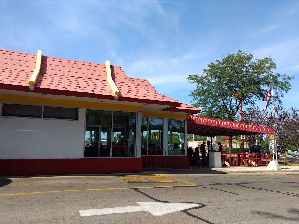 McDonalds | 39082 N Sheridan Rd, Beach Park, IL 60099, USA | Phone: (847) 746-8430