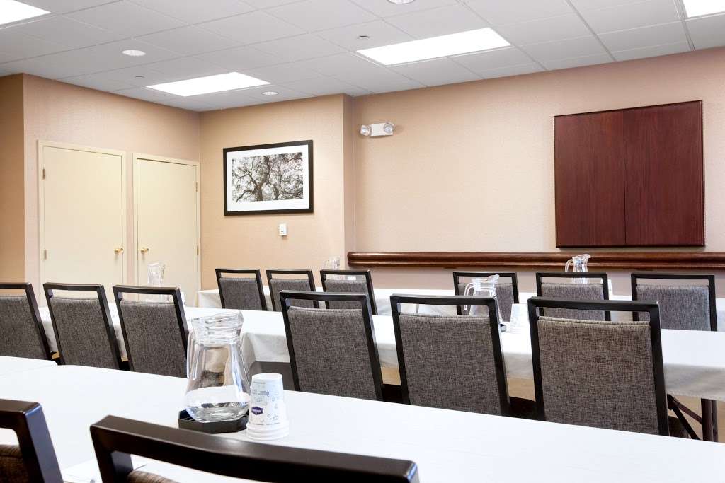 Hampton Inn Boston/Braintree | 215 Wood Rd, Braintree, MA 02184 | Phone: (781) 380-3300