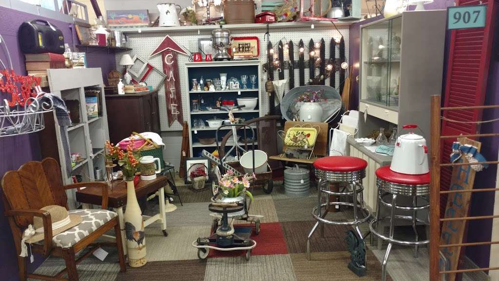 Sentimental Journey Antique | 907 S Chestnut St, Olathe, KS 66061, USA | Phone: (913) 768-8088