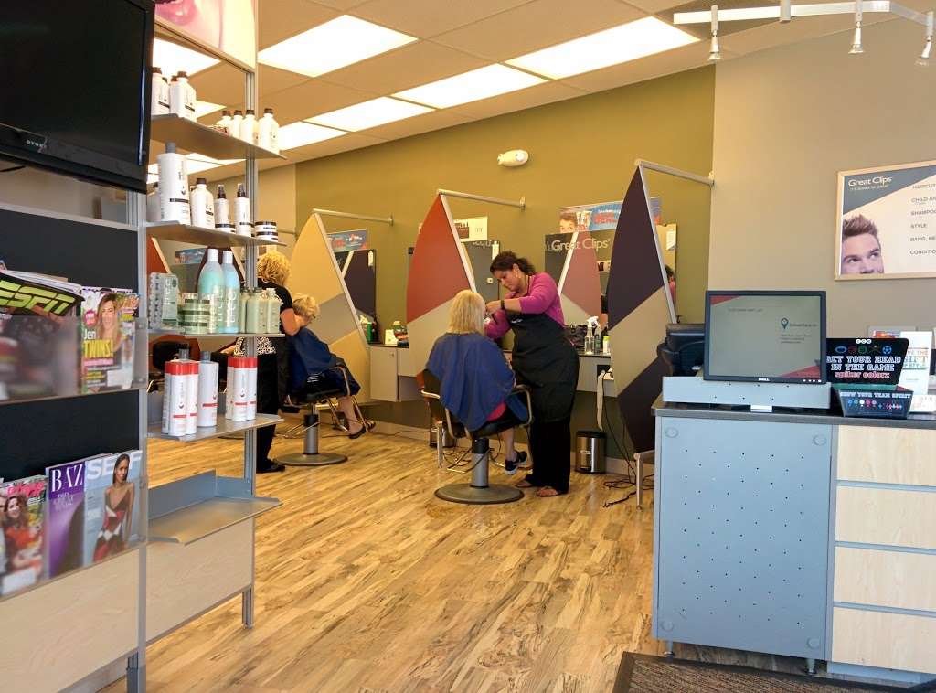 Great Clips | 10201 N Oak Trafficway, Kansas City, MO 64155 | Phone: (816) 734-9541