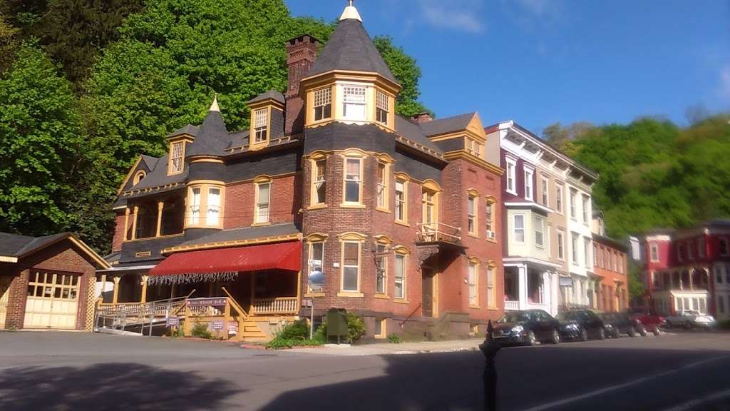 DeFeos MANOR Bed & Breakfast | 5 W Broadway, Jim Thorpe, PA 18229, USA | Phone: (570) 325-8777