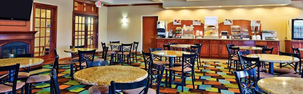 Holiday Inn Express & Suites Anderson | 6720 S Scatterfield Rd, Anderson, IN 46013 | Phone: (765) 779-0111
