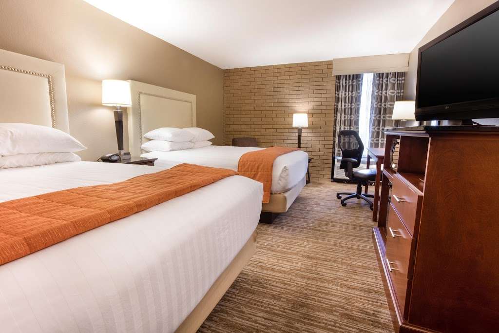 Drury Inn & Suites Kansas City Airport | 7900 NW Tiffany Springs Pkwy, Kansas City, MO 64153, USA | Phone: (816) 880-9700