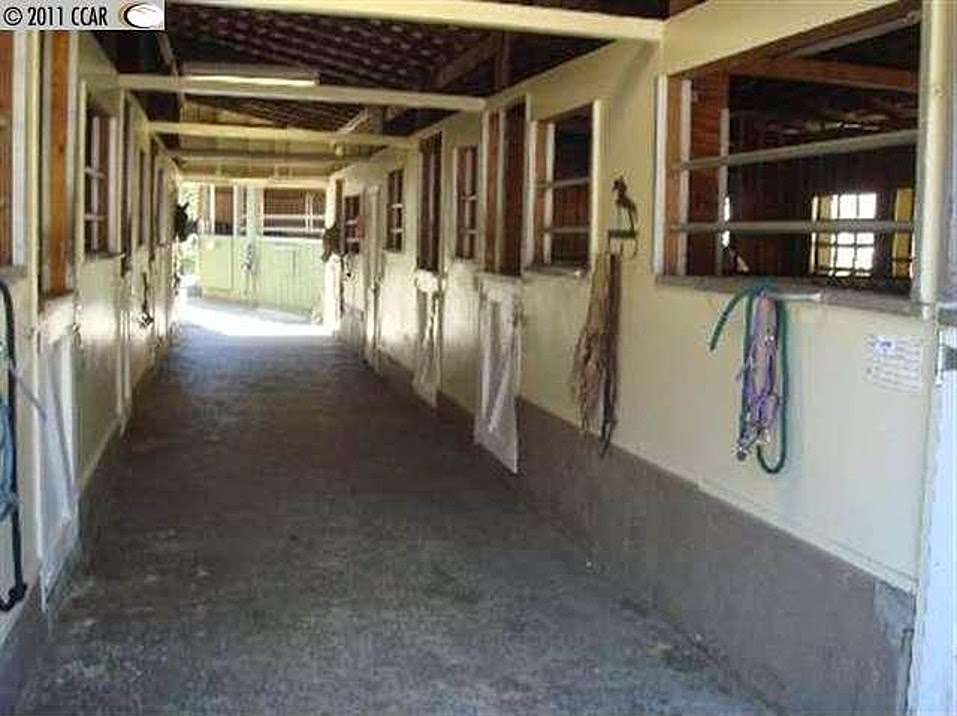 Kenilworth Stables | 5745 Redwood Rd, Oakland, CA 94619 | Phone: (510) 531-5745