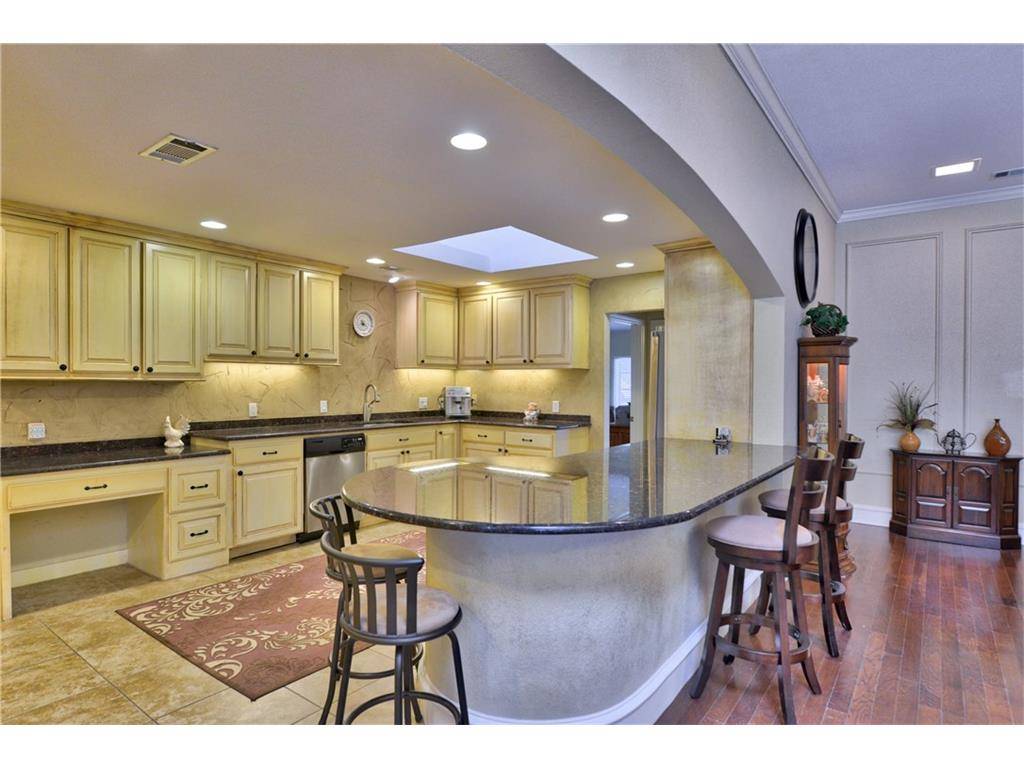 Top 2 Bottom Realty | 6410 St Leonard Dr, Arlington, TX 76001, USA | Phone: (817) 718-2202