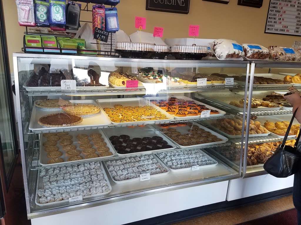 Henzes Bakery | 2105 Calumet Ave, Valparaiso, IN 46383 | Phone: (219) 464-1511