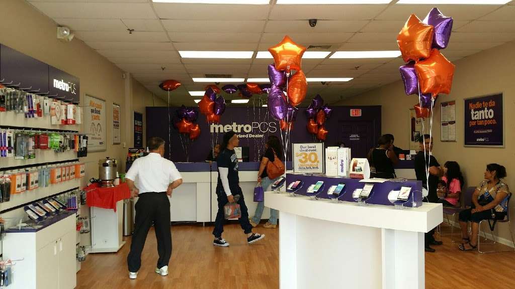 Metro by T-Mobile | 1740 Algonquin Rd, Arlington Heights, IL 60005, USA | Phone: (847) 749-1560