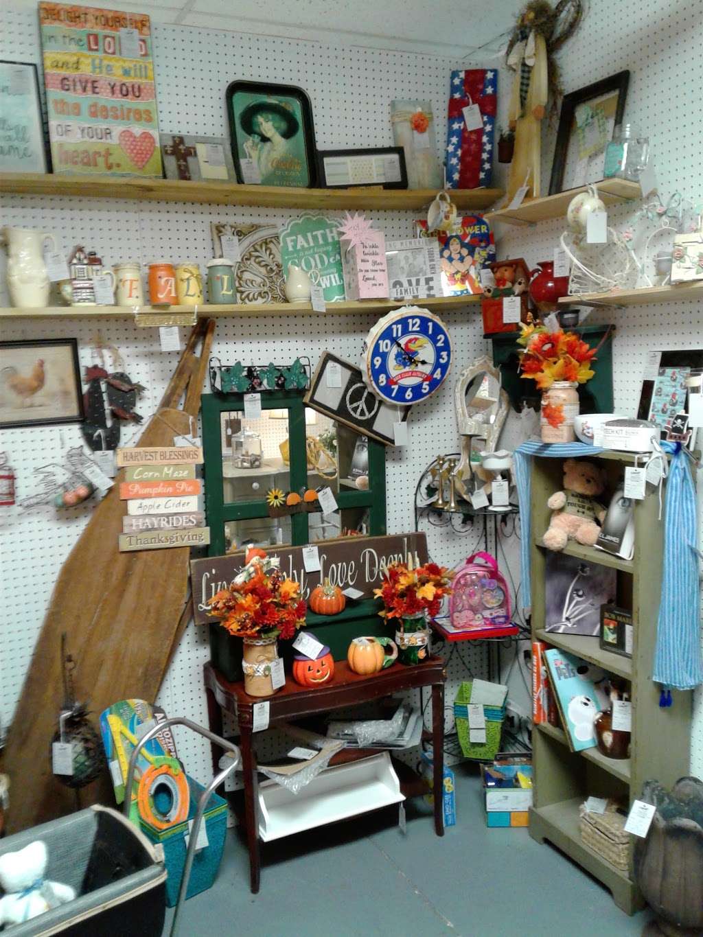 Vintage Traders Antique Mall | 207 W Dennis Ave, Olathe, KS 66061, USA | Phone: (913) 254-9000