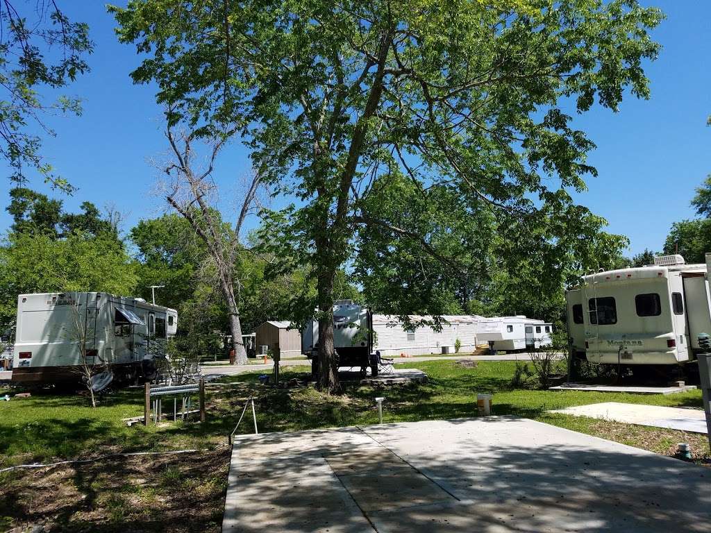 Oakhollow RV Park | 16730 County Rd 127, Pearland, TX 77581 | Phone: (281) 960-2250