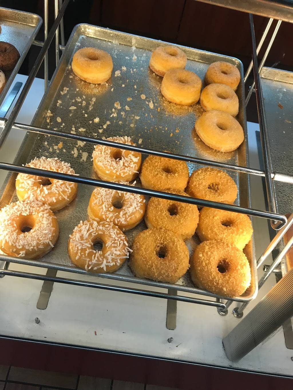 Country Donut | 3200 E Anaheim St, Long Beach, CA 90804, USA | Phone: (562) 986-9986