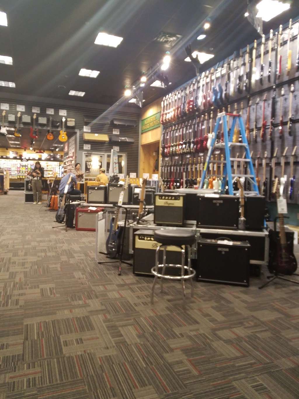 Guitar Center | 401 NJ-28, Raritan, NJ 08869, USA | Phone: (908) 575-0106