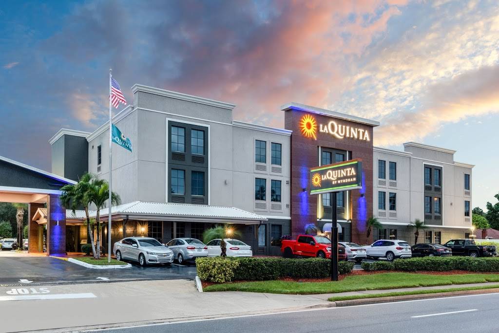 La Quinta Inn & Suites by Wyndham St. Petersburg Northeast | 6638 4th St N, St. Petersburg, FL 33702, USA | Phone: (727) 525-1800