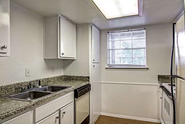 Memorial Apartments | 600 Nottingham Oaks Trail, Houston, TX 77079 | Phone: (281) 558-4466