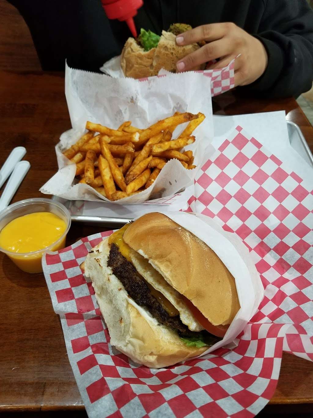 Burnet Burger Plus | 150 US-22, Dunellen, NJ 08812, USA | Phone: (732) 529-6904