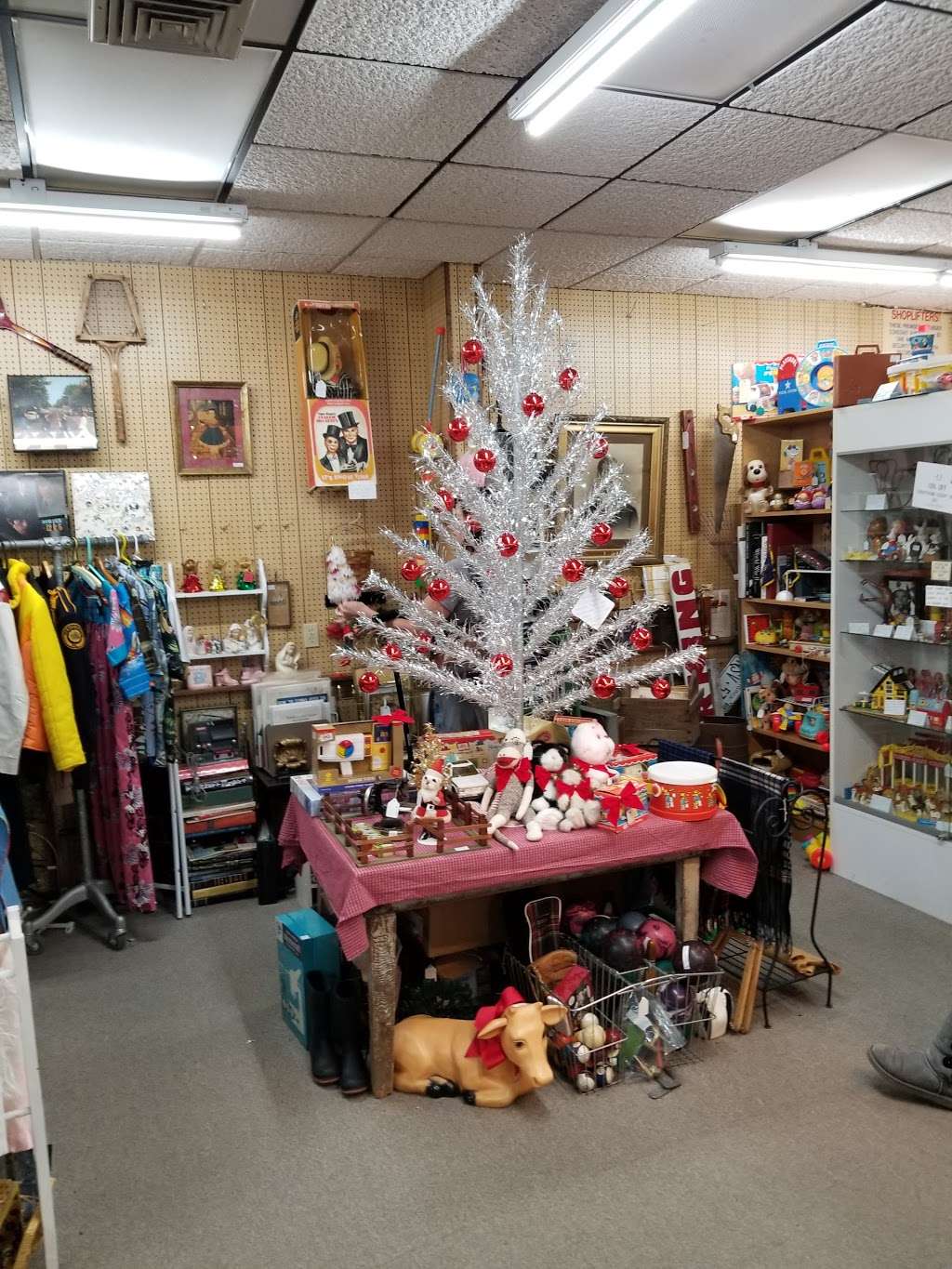 Antique Crossroads | 20150 National Pike, Hagerstown, MD 21740 | Phone: (301) 739-0858