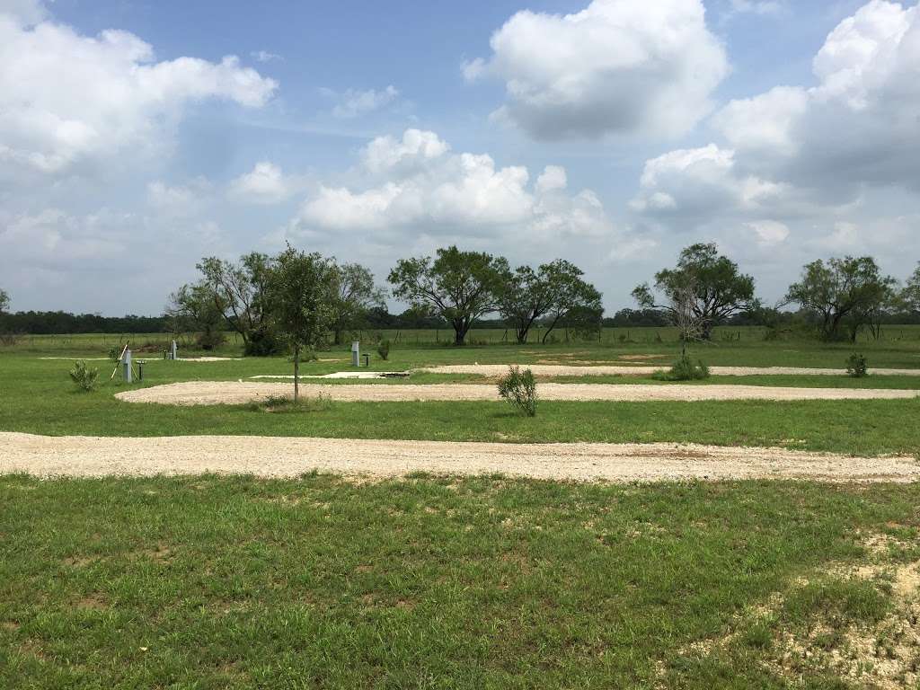 Rock Knoll RV park | 123 Rock Knoll Dr, Lytle, TX 78052, USA | Phone: (830) 200-9736