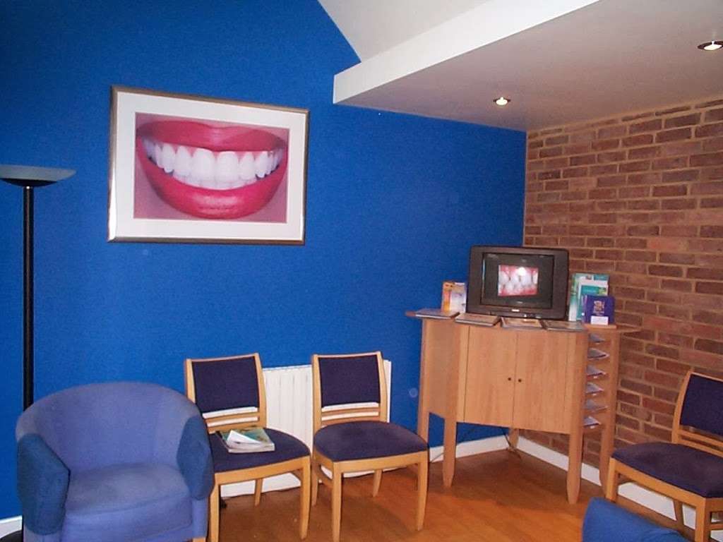 Oakmead Dental Care | 48 Moat Rd, East Grinstead RH19 3LH, UK | Phone: 01342 325363