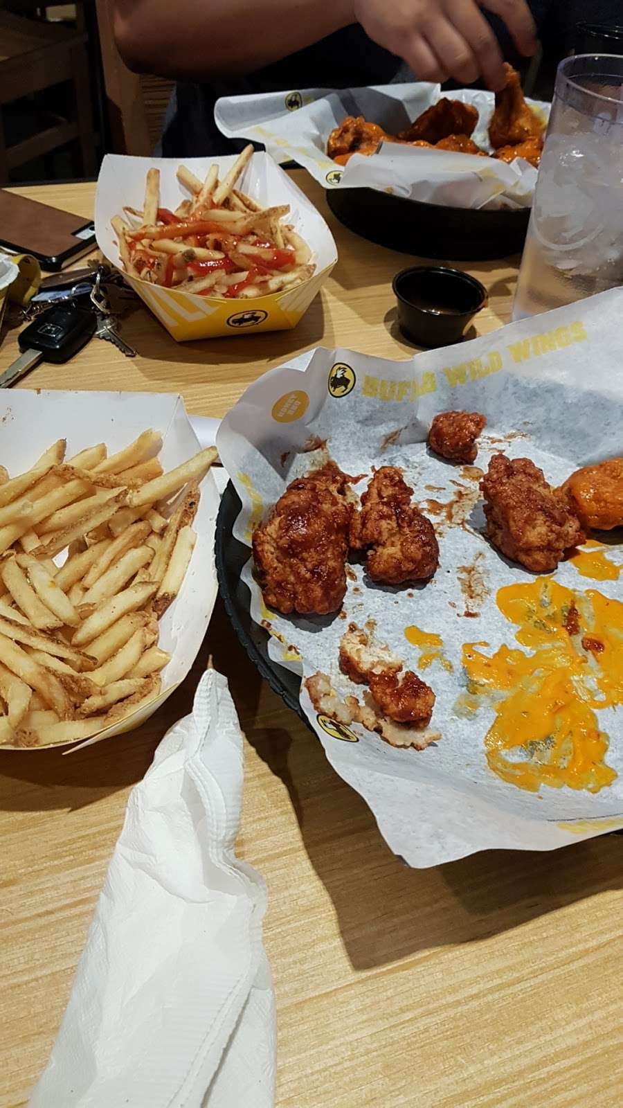 Buffalo Wild Wings | 1555 Simi Town Center Way, Simi Valley, CA 93065, USA | Phone: (805) 520-5815