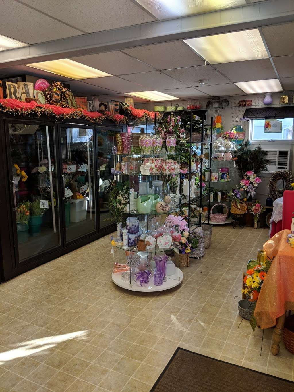 TRACEYS FLOWERS | 201 W Main St, Fleetwood, PA 19522, USA | Phone: (610) 944-8703