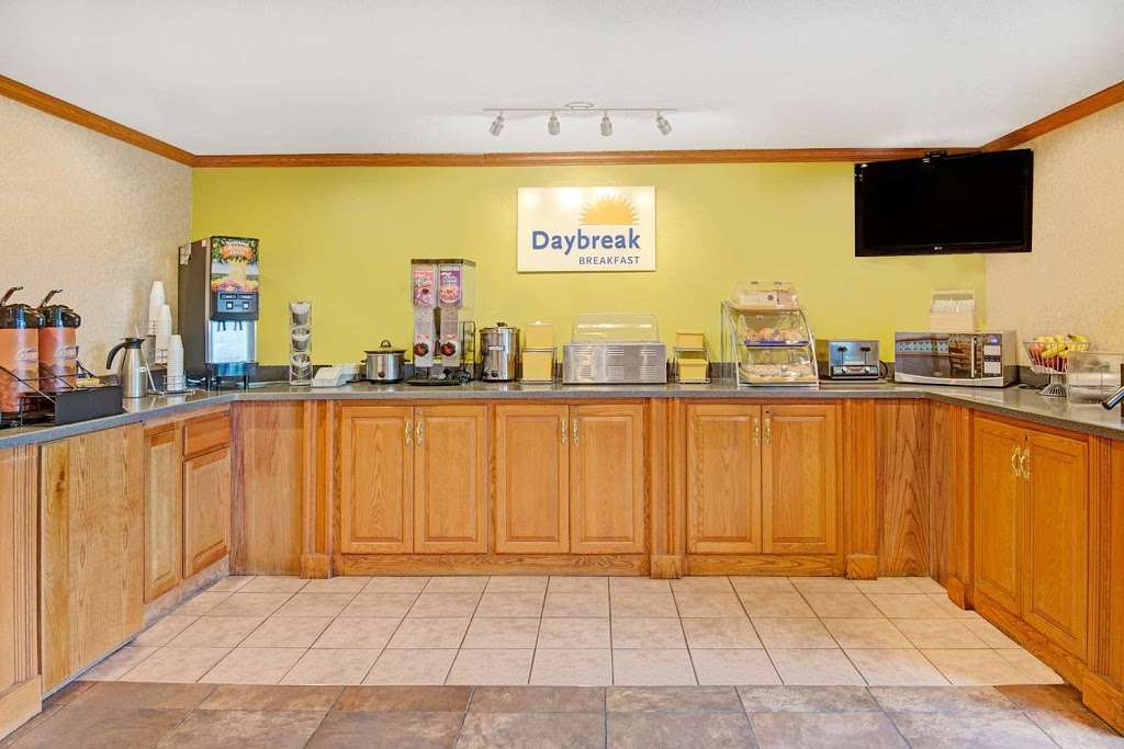 Days Inn and Suites Kansas City South | 8601 Hillcrest Rd, Kansas City, MO 64138, USA | Phone: (816) 822-7000