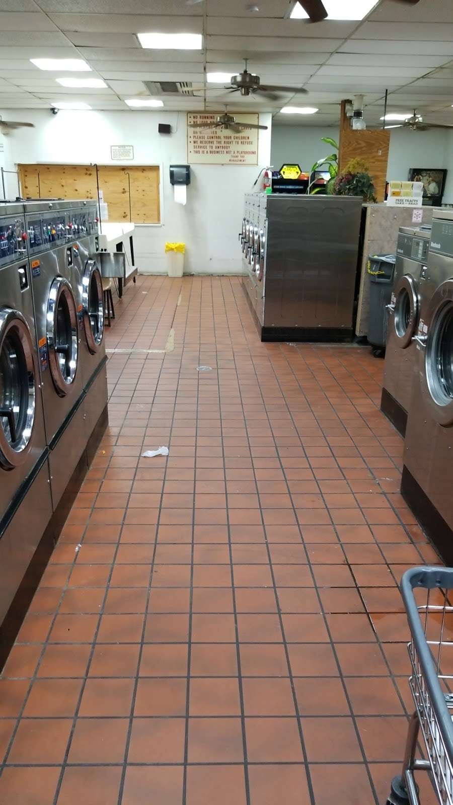 Handy Coin Laundry LLC | 7000 Eastwood Trafficway, Kansas City, MO 64129, USA | Phone: (816) 924-3235