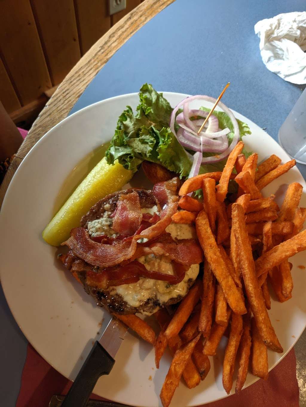 The Lodge Pub & Eatery | 40 Breakneck Hill Rd, Lincoln, RI 02865, USA | Phone: (401) 725-8510