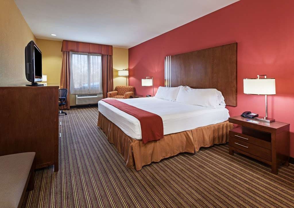 Holiday Inn Express & Suites Cleveland | 600 Hwy 59 South, Cleveland, TX 77327, USA | Phone: (281) 592-7500