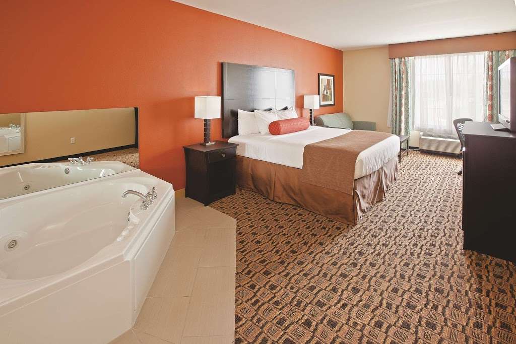 La Quinta Inn & Suites by Wyndham Columbus - Edinburgh | 101 Carrie Ln, Columbus, IN 47201, USA | Phone: (812) 379-4657